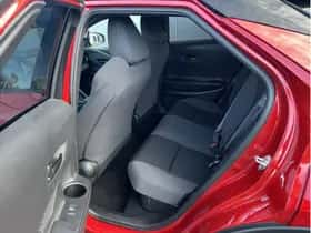 Toyota C-HR (2025) thumbnail 5