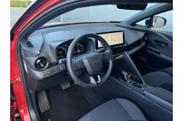 Toyota C-HR (2025) thumbnail 6