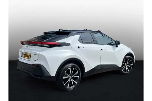Toyota C-HR (2024) thumbnail 2