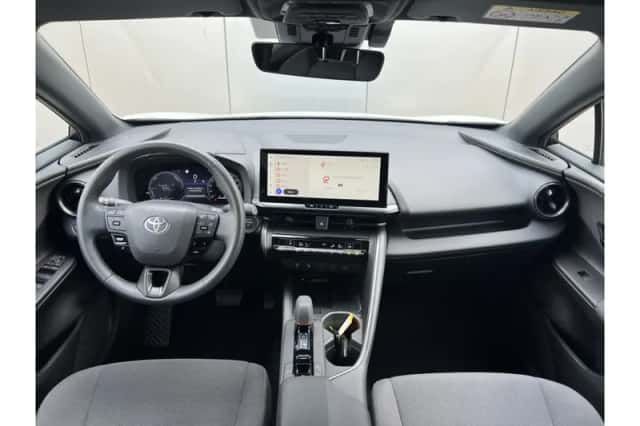 Toyota C-HR (2024) thumbnail 3