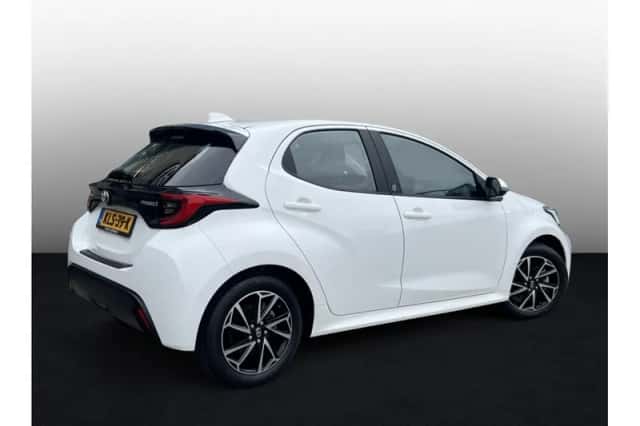 Toyota Yaris (2022) thumbnail 2