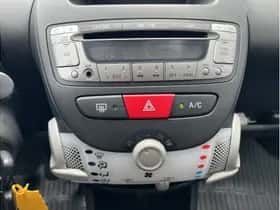 Toyota Aygo (2013) thumbnail 11