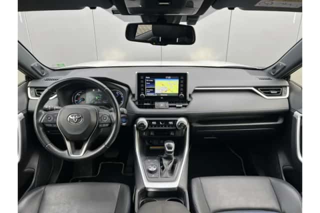 Toyota RAV4 (2021) thumbnail 3