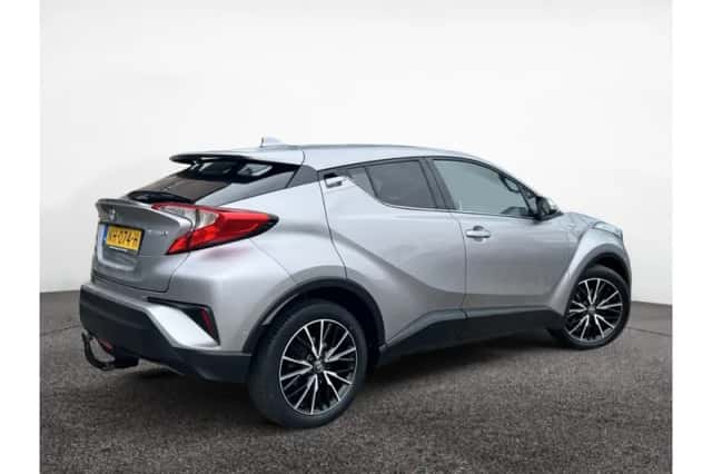 Toyota C-HR (2017) thumbnail 2