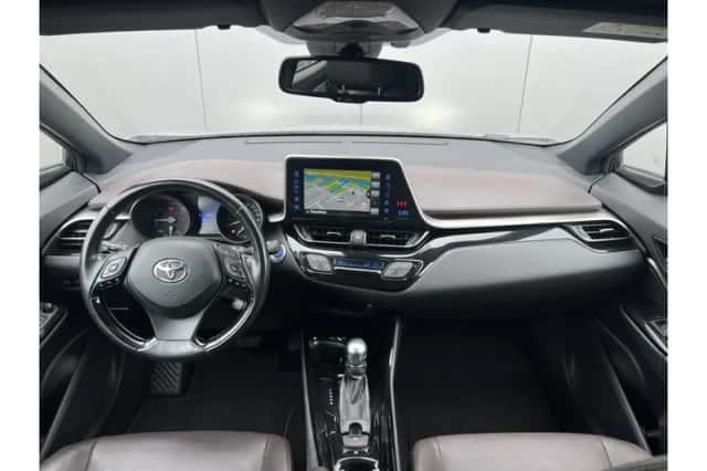 Toyota C-HR (2017) thumbnail 3