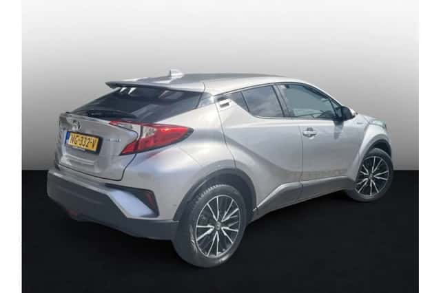 Toyota C-HR (2017) thumbnail 2