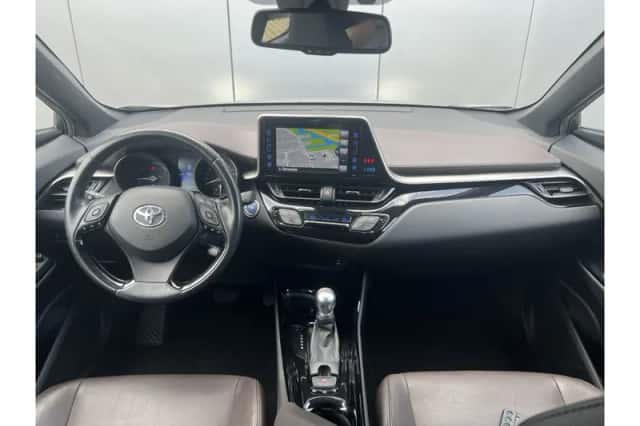 Toyota C-HR (2017) thumbnail 3