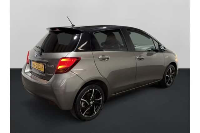 Toyota Yaris (2016) thumbnail 2