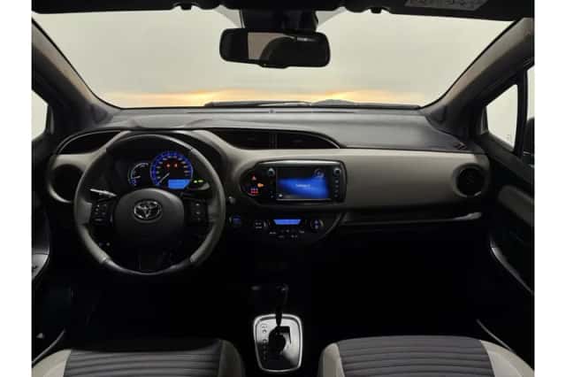 Toyota Yaris (2016) thumbnail 3