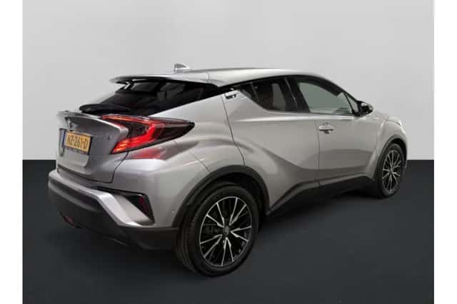 Toyota C-HR (2017) thumbnail 2