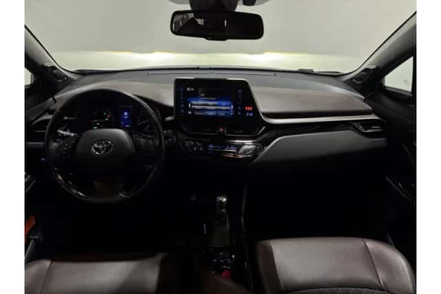Toyota C-HR (2017) thumbnail 3