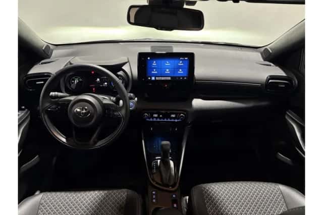 Toyota Yaris (2023) thumbnail 3