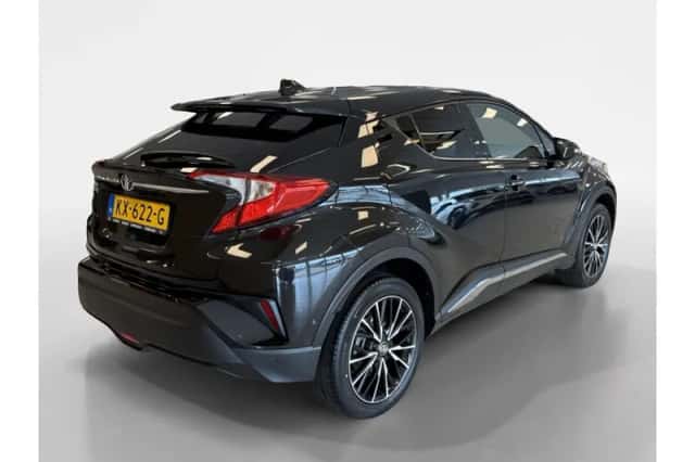 Toyota C-HR (2016) thumbnail 2