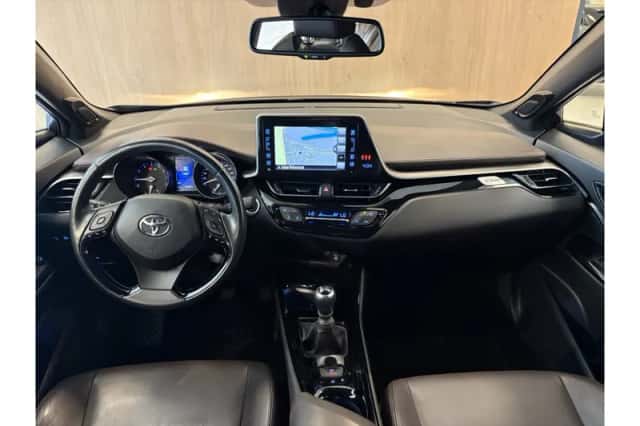 Toyota C-HR (2016) thumbnail 3