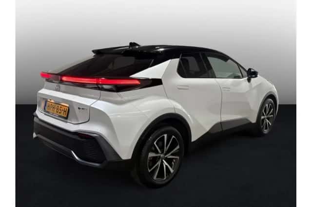 Toyota C-HR (2025) thumbnail 2