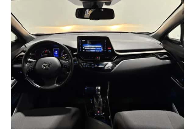 Toyota C-HR (2019) thumbnail 3