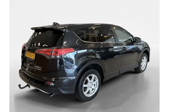 Toyota RAV4 (2016) thumbnail 2
