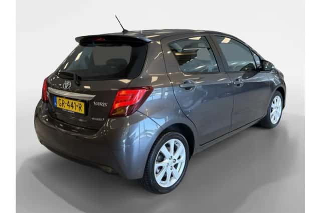 Toyota Yaris (2015) thumbnail 2