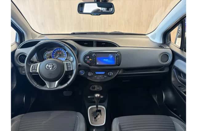 Toyota Yaris (2015) thumbnail 3