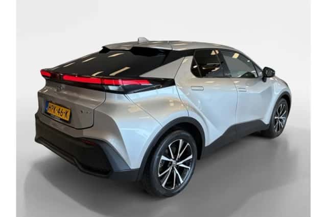 Toyota C-HR (2025) thumbnail 2