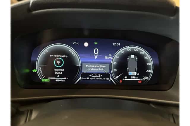 Toyota C-HR (2025) thumbnail 4