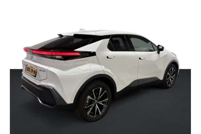 Toyota C-HR (2025) thumbnail 2