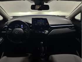Toyota C-HR (2022) thumbnail 3