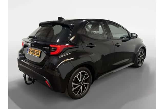Toyota Yaris (2022) thumbnail 2
