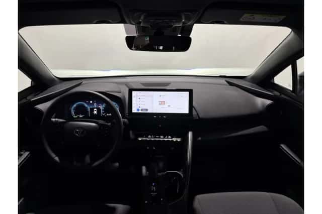 Toyota C-HR (2024) thumbnail 3