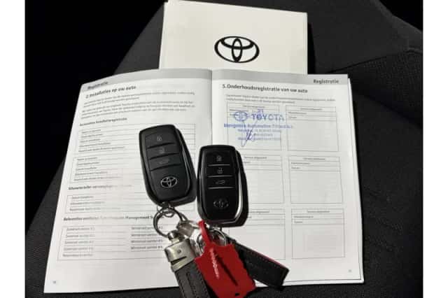 Toyota C-HR (2024) thumbnail 5