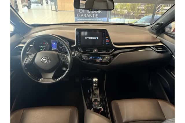 Toyota C-HR (2019) thumbnail 3
