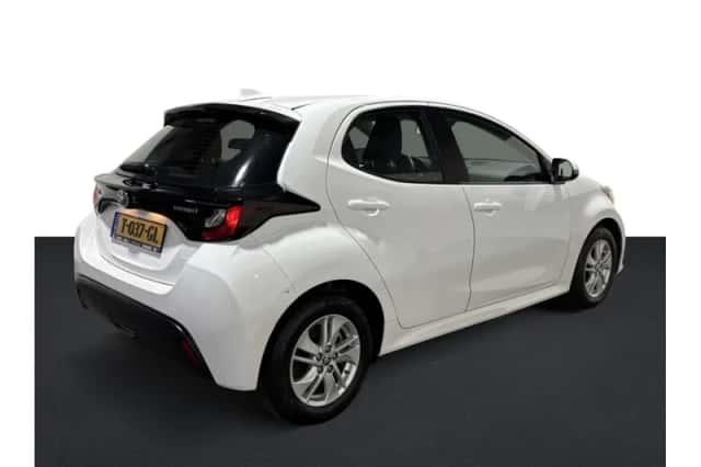 Toyota Yaris (2022) thumbnail 2
