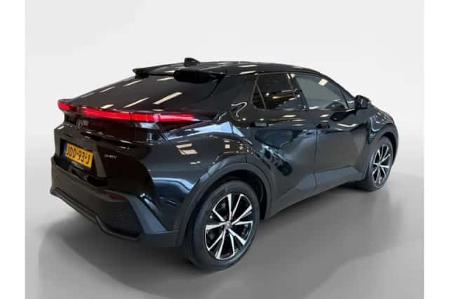 Toyota C-HR (2025) thumbnail 2