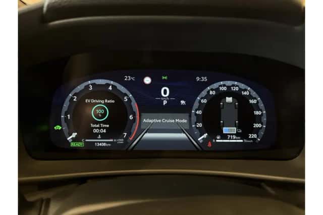 Toyota C-HR (2025) thumbnail 4