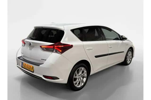 Toyota Auris (2017) thumbnail 2