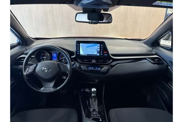 Toyota C-HR (2018) thumbnail 3