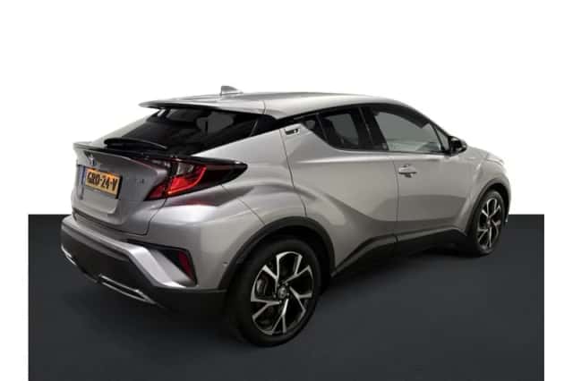 Toyota C-HR (2022) thumbnail 2