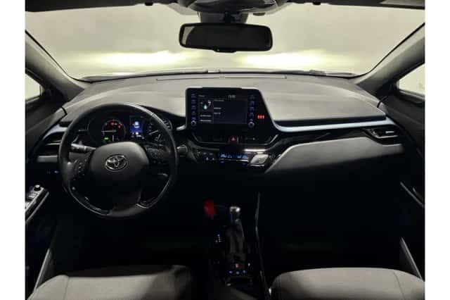 Toyota C-HR (2022) thumbnail 3