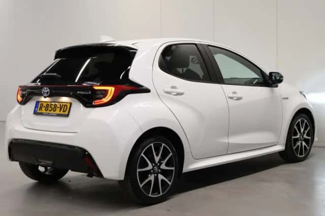 Toyota Yaris (2021) thumbnail 2