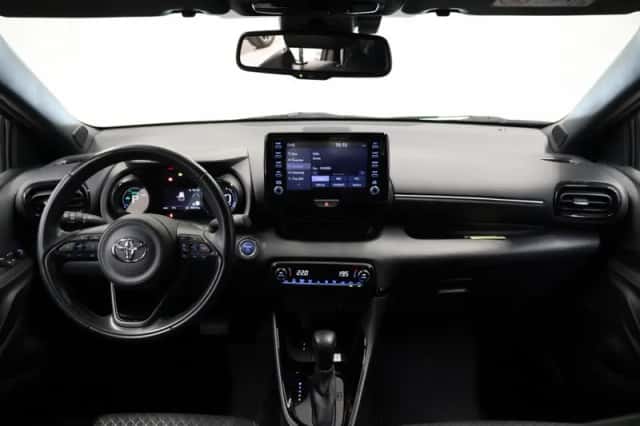 Toyota Yaris (2021) thumbnail 3