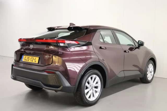 Toyota C-HR (2024) thumbnail 2
