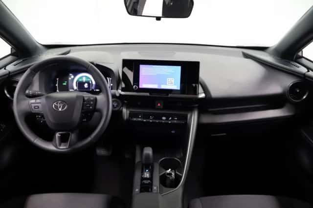 Toyota C-HR (2024) thumbnail 3