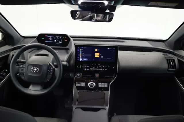 Toyota bZ4X (2025) thumbnail 3