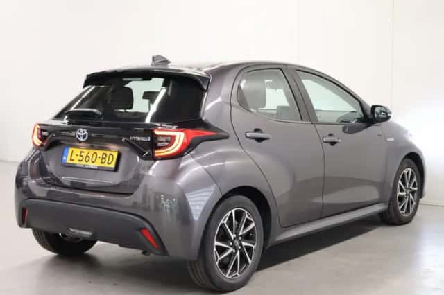 Toyota Yaris (2021) thumbnail 2