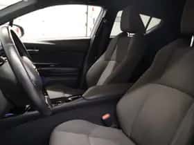 Toyota C-HR (2018) thumbnail 23