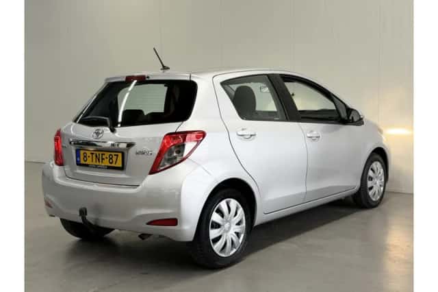 Toyota Yaris (2012) thumbnail 2