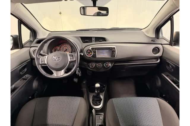 Toyota Yaris (2012) thumbnail 3