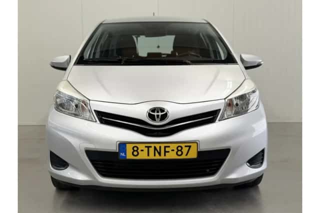 Toyota Yaris (2012) thumbnail 6