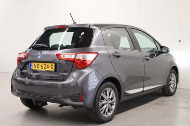 Toyota Yaris (2017) thumbnail 2
