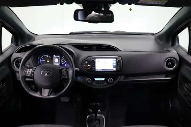 Toyota Yaris (2017) thumbnail 3
